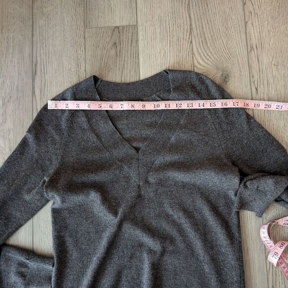 Theory 100% Cashmere Gray V-Neck Sweater Size T/TP - Picture 9 of 9